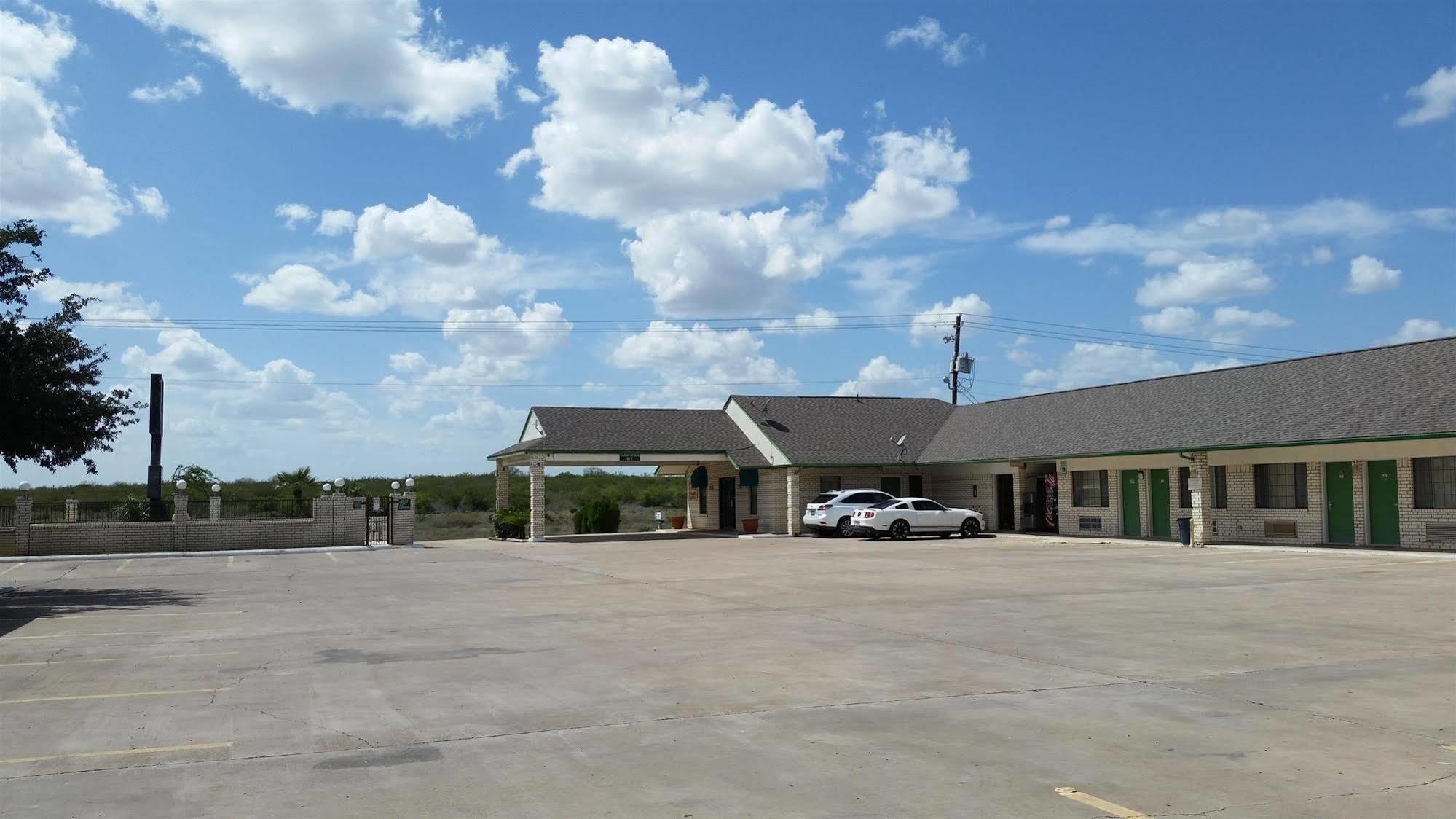 Garden Inn & Suites Hebbronville Exteriör bild